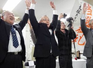弥彦村長選で現職を破って初当選した元日本経済新聞社記者の新人・小林豊彦氏は厳しい表情で気を引き締める