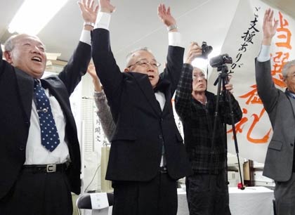 万歳する小林氏（中央）