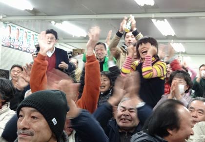  喜びを爆発させる支持者