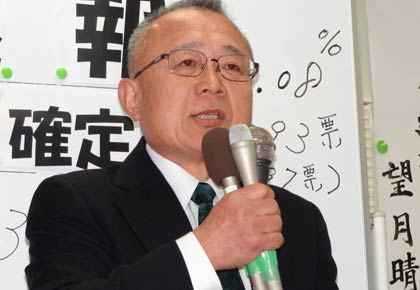 支持者に感謝の言葉を述べる小林氏