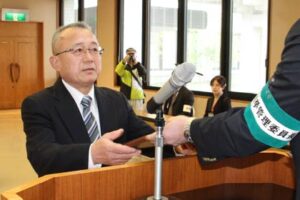 弥彦村長選から一夜明けて小林豊彦氏に当選証書、初登庁と同時に村政のかじ取りができるよう準備、副村長の人選も