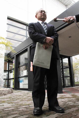 庁舎前でインタビューに答える小林氏