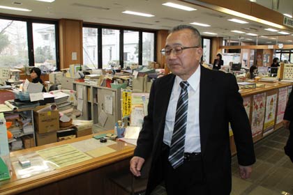 庁舎内を歩いて会場へ向かう小林氏