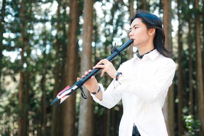 2月1日に三条市東公民館で開かれる「いのちの未来の語りあい第3段　コンサート＆おはなし」でインディアンフルートを演奏するマーク・アキクサさん
