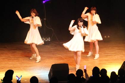 昨年12月に三条市中央公民館で開かれた第14回青少年のためのコンサートに出演したNegicco