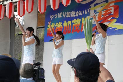 昨年8月の加茂市・越後加茂川夏まつりに出演したNegicco