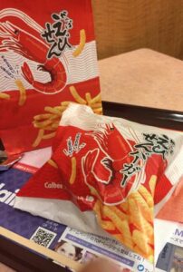 【小耳聞き耳】「かっぱえびせんバーガー」を食べてみた