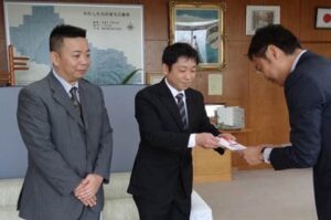 左から三条魚市場新撰組の唐沢会長、森山副会長、国定市長