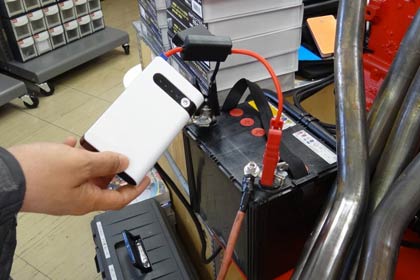 ふだんはスマートフォンや携帯電話の充電器として使える車のバッテリー上がりに対応できるマルチジャンプスターター