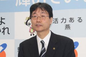 記者会見する鈴木燕市長