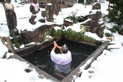 節分祈祷会まで毎朝、真言宗豊山派国上寺の山田住職が行っている八千枚護摩修行の水行