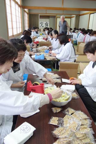 本成寺の節分会で販売されるくじ入りの福豆約2万4,000袋の袋詰め作業を行う本成寺婦人会