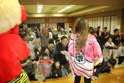 燕市温泉保養センター「ふれあいパークてまりの湯」で行われた恒例の豆まき