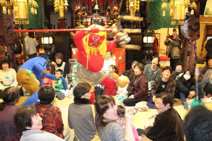 燕市米納津の安楽寺で行われた節分の豆まき