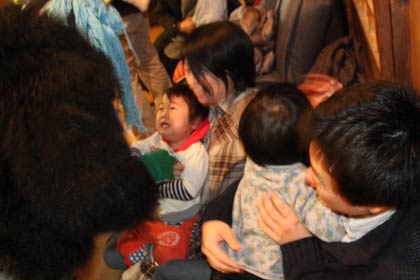 鬼に大泣きする子どもたち