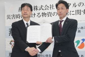 燕市と株式会社レンタルのニッケンが30日、「災害時における物資の供給に関する協定」を締結、鈴木市長(左)とレンタルのニッケンの門脇北信越支店長