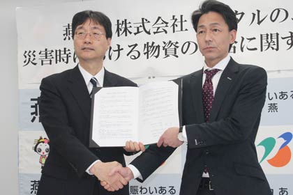 燕市と株式会社レンタルのニッケンが30日、「災害時における物資の供給に関する協定」を締結、鈴木市長(左)とレンタルのニッケンの門脇北信越支店長