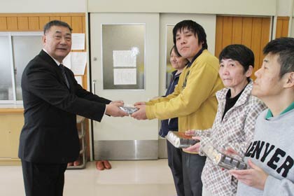 つばくろの里と夢工場つばめに恵方巻3本入り50パックを寄付するローソン燕杣木店オーナーの長岡さん