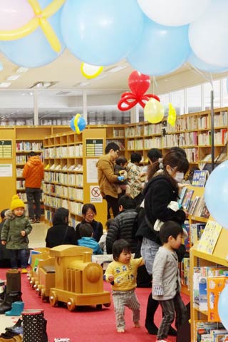 「やった!?しかけ絵本WOありがとう」のセレモニーが行われた三条市立図書館栄分館、愛称「えほほん」