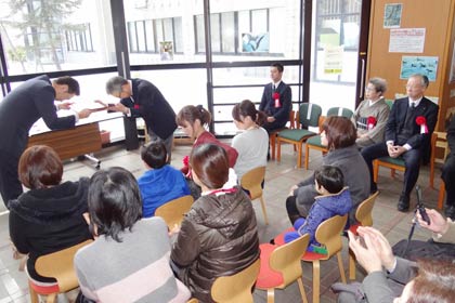 クラウドファンディングで10万円以上の寄付者に国定市長から感謝状を贈呈