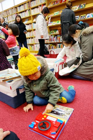  ＝しかけ絵本に熱中する子どもたち