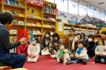 さっそくしかけ絵本の読み聞かせ