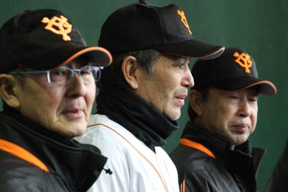 三条パール金属スタジアムでの「大人の野球教室」で指導にあたった左から松本匡史さん、定岡正二さん、篠塚和典さん