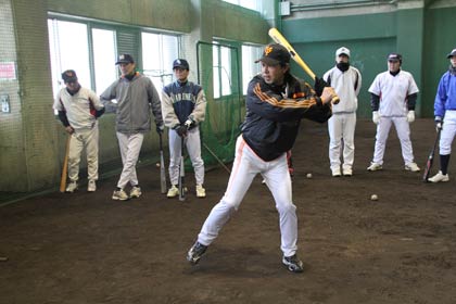 往時を彷彿とさせる篠塚さんのバッティングフォーム