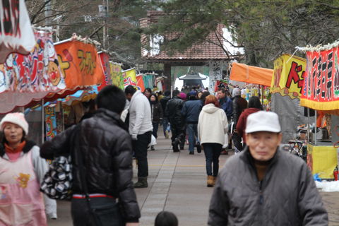 黒門側には例年より多く40もの露店が並んだ