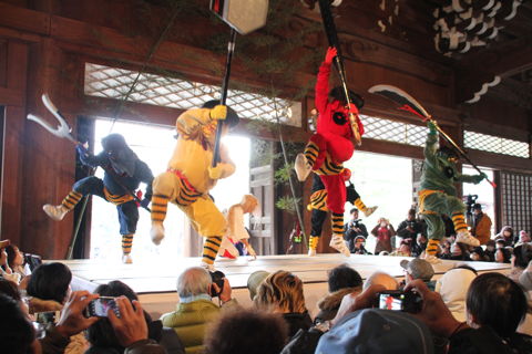 太鼓のリズムにあわせて鬼踊りを演じる
