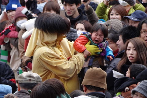  境内へ逃げ出した鬼は押すな押すなの大人気
