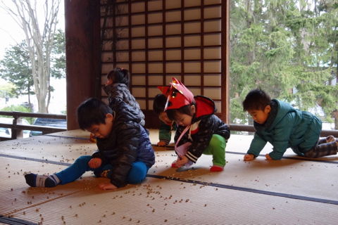 舞台の豆を拾う子どもたち
