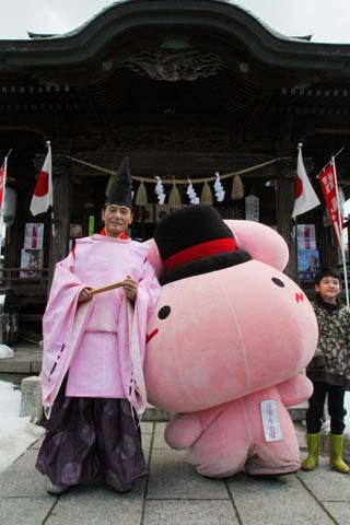 拝殿の前で星野宮司ともち-うさぎのツーショット