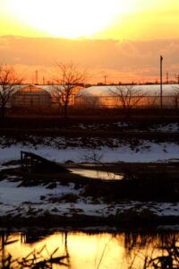 三条市上須頃地内から中ノ口川の対岸の燕市大曲方向に沈む夕日