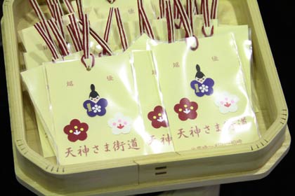  支援学校の中学生が作ったお守りステッカーも初めて販売