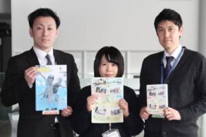 県知事賞を受けた広報紙やDVDを制作した地域振興課広報広聴係の職員、左が荒木主事、右が松本主任