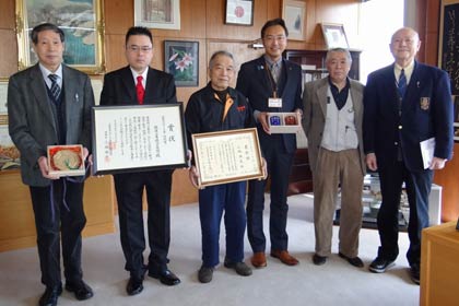 平成26年度・第34回伝統文化ポーラ賞の地域賞を受賞して国定三条市長に報告した越後三条鍛冶集団