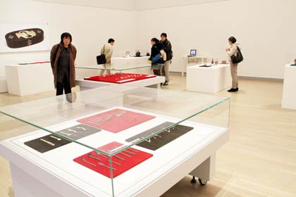 新潟市新津美術館で開かれている企画展「メタルズ！-変容する金属の美‐」