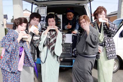 二七の定期市に出掛けて「キネマ・カンテツ座」のカンテツコロッケを食べる三条市・東映ムービルで公演中の大衆演劇「劇団源之丞」
