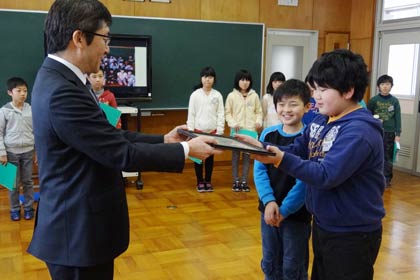 三条市がエコクラスに認定した飯田小4年生に大平市民部長から認定証を手渡