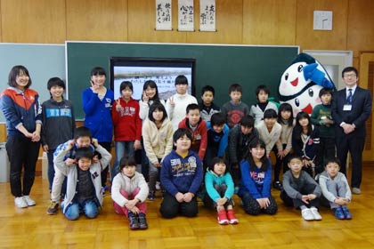 エコクラス認定を受けた飯田小4年生の記念写真
