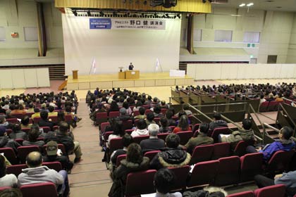 900人余りの参加で大入りの会場