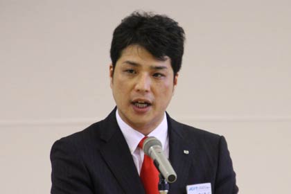 あいさつする石黒理事長