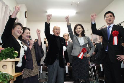 県議選に立候補する坂田光子氏の後援会が事務所開き、トップ当選を願って「勝つぞー！」を三唱