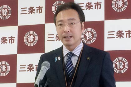 記者会見する国定市長