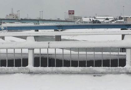 10日午前10時前、三条市内で五十嵐川に架かる常盤橋からの雪景色
