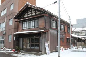アトリエ付き滞在施設「Craftsmen's Inn KAJI」として再活用される三条市の町家