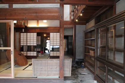 正面の土間から奥を見る