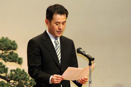 小林会長の式辞を嘉瀬副会長が代読