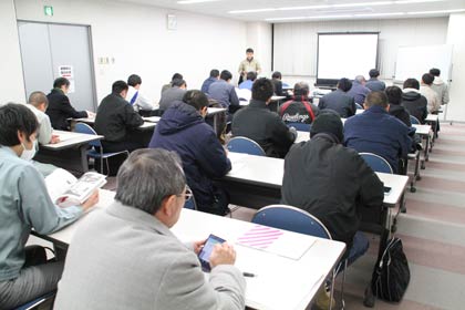 9日開かれた「燕三条　工場の祭典」の参加企業の募集説明会